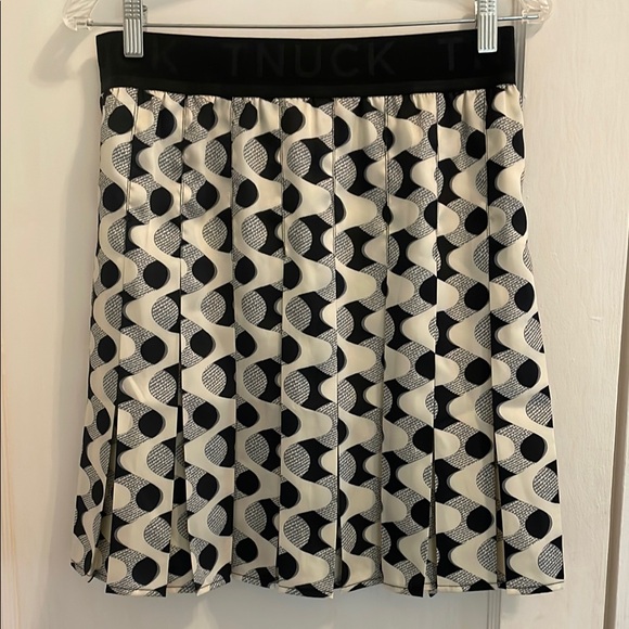 New Tuckernuck Black and White Pleated Skirt size Medium - Picture 1 of 13